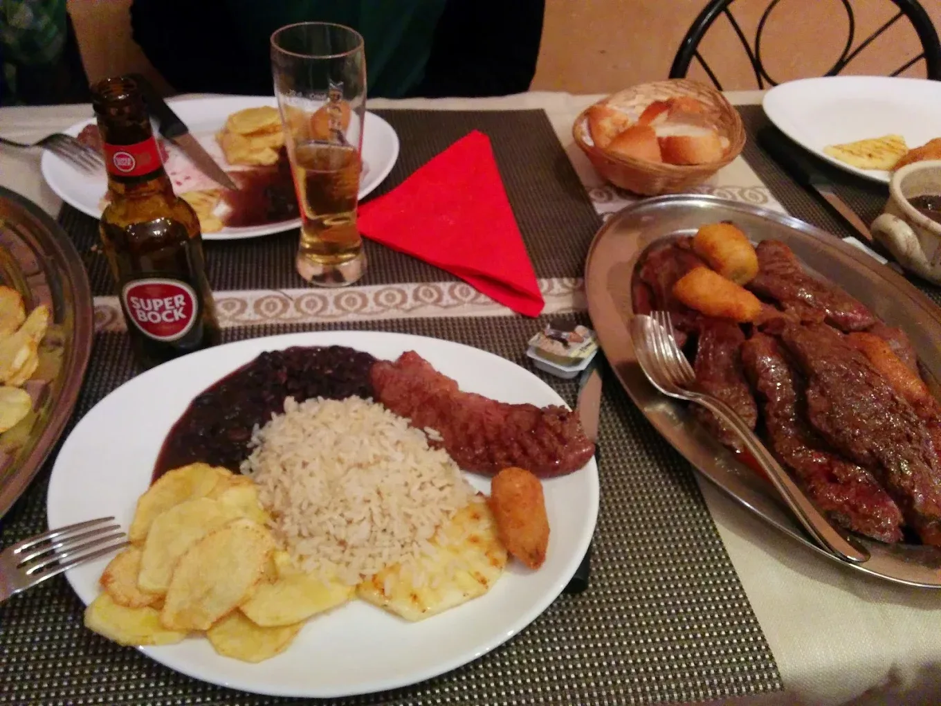 Plateau de grillades portugaises, chouriço, riz et frites avec une bière Super Bock au restaurant Pessoa.