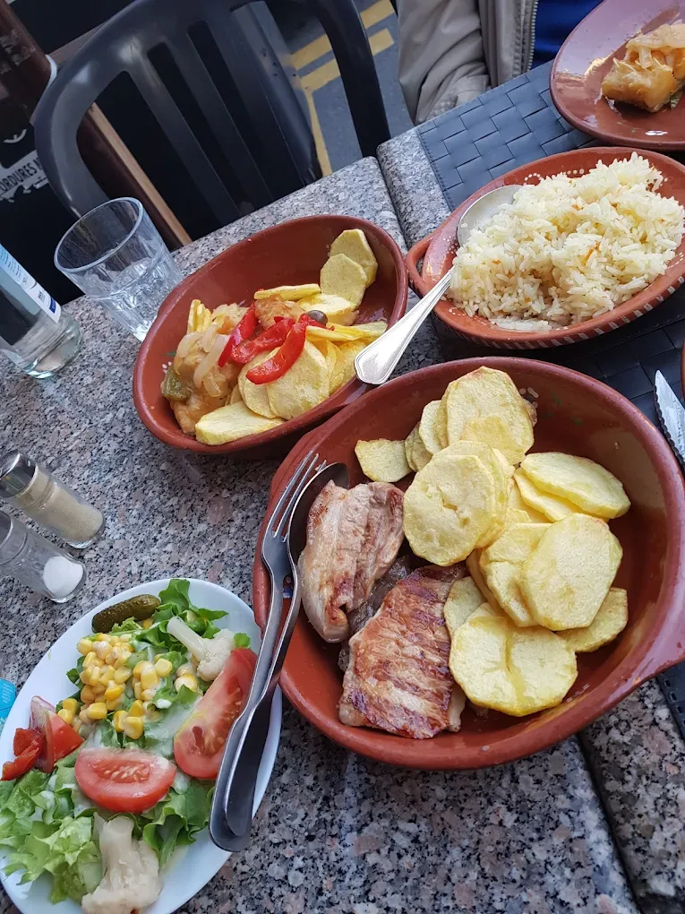 Assiette de viande grillée, frites maison, riz et salade — cuisine portugaise du restaurant Pessoa, Genève.